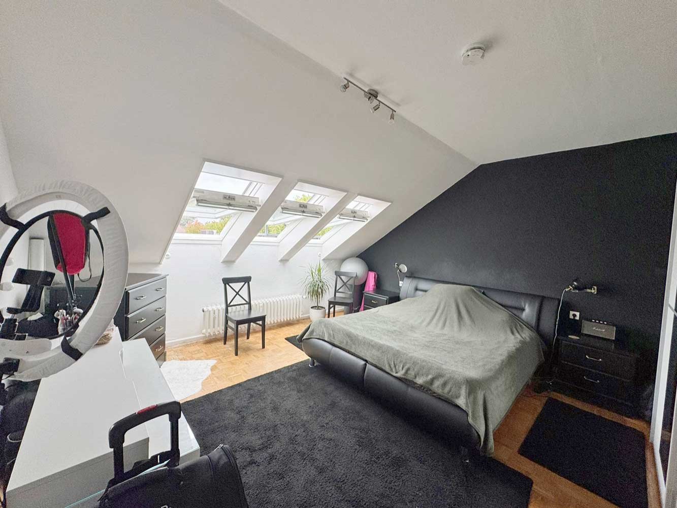 °°° Gemütliche 2-Zi. DG-Wohnung mit EBK am Dornbusch °°°