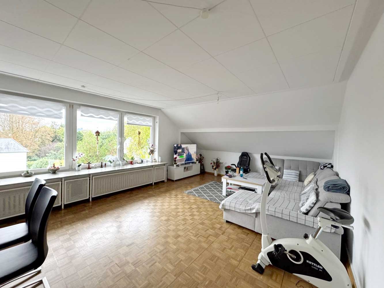 *** CHARMANTE 3-Zi. DG-Wohnung mit EBK & SKYLINEBLICK am Dornbusch ***