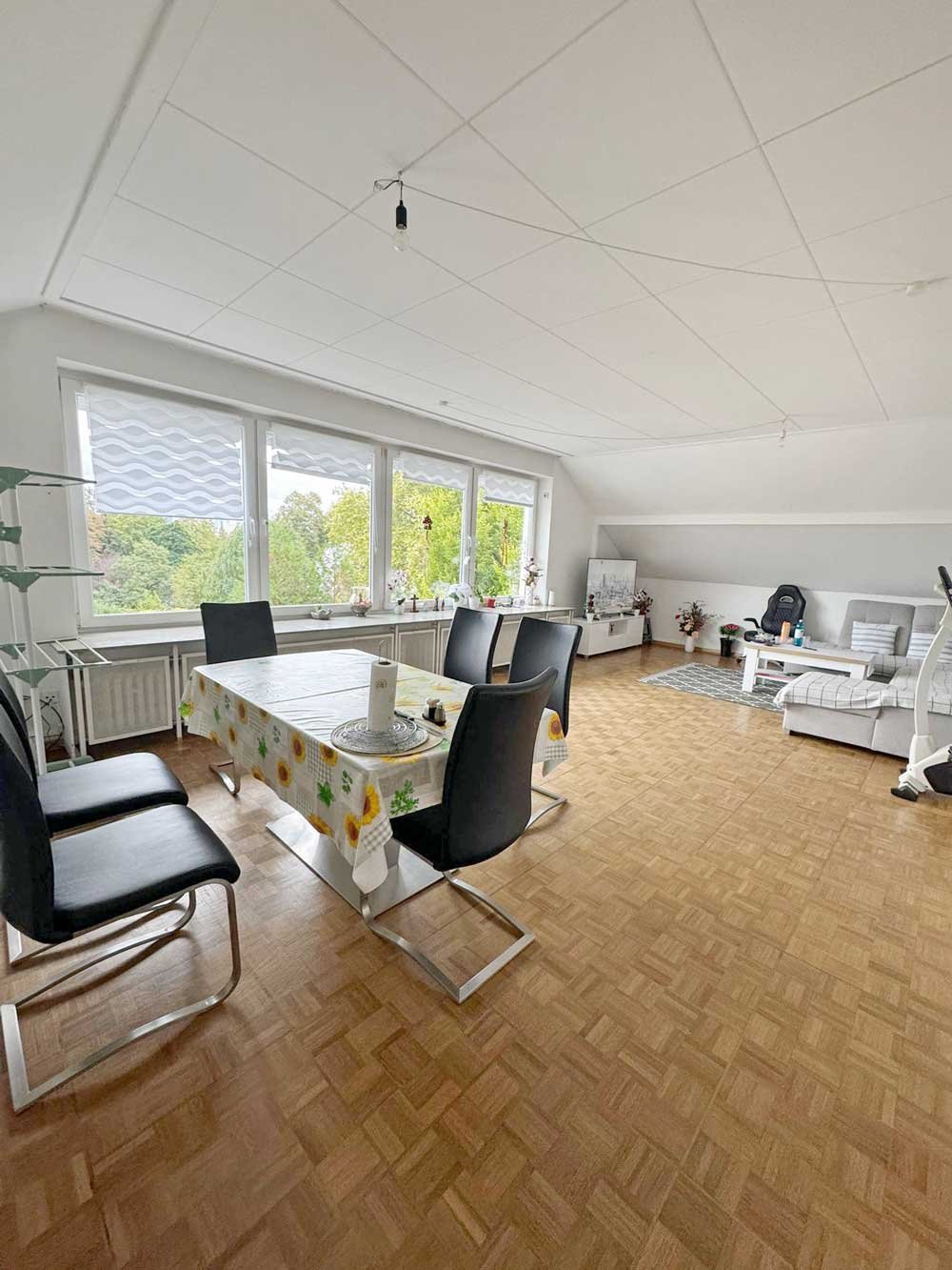 *** CHARMANTE 3-Zi. DG-Wohnung mit EBK & SKYLINEBLICK am Dornbusch ***