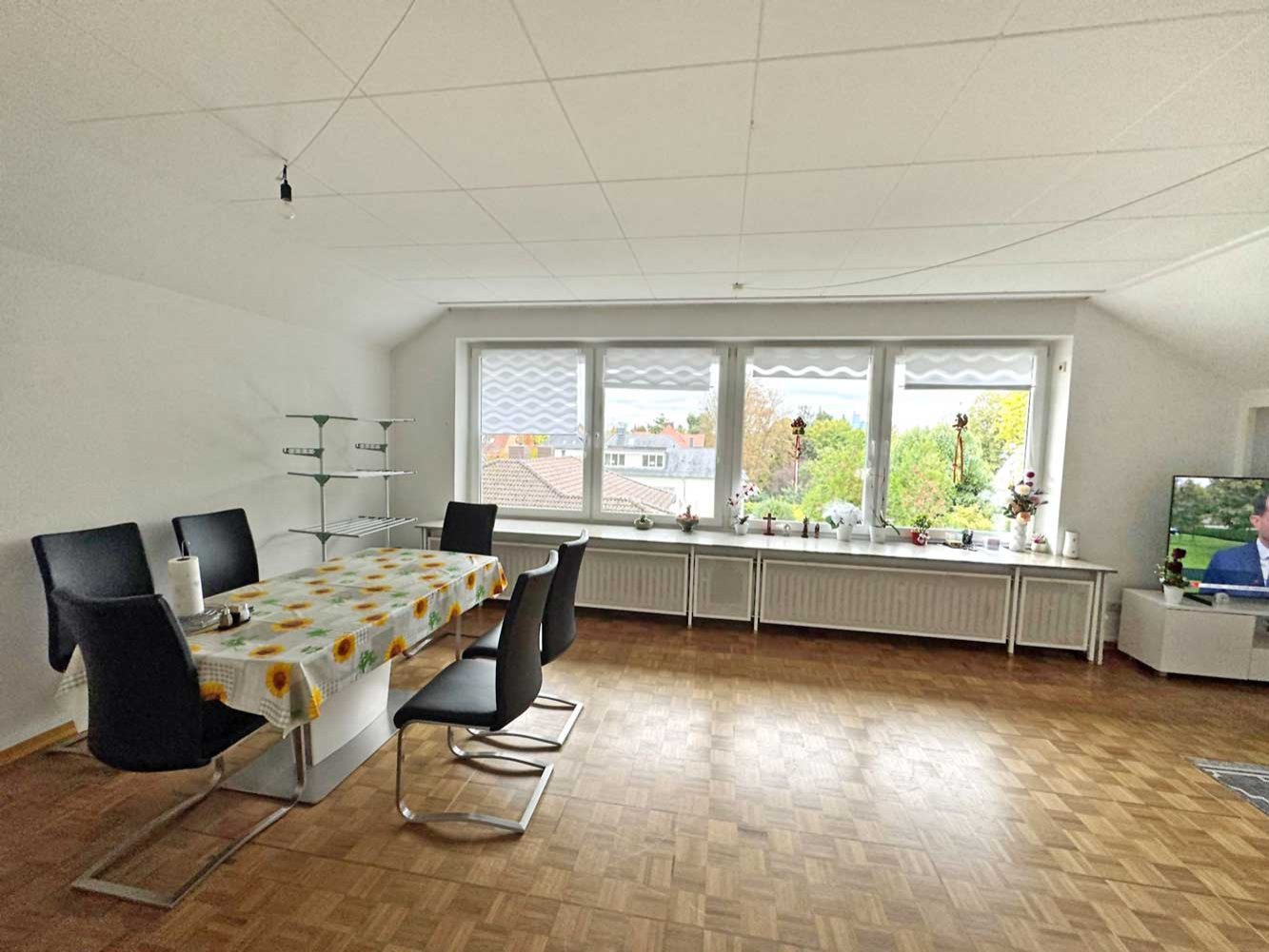 *** CHARMANTE 3-Zi. DG-Wohnung mit EBK & SKYLINEBLICK am Dornbusch ***