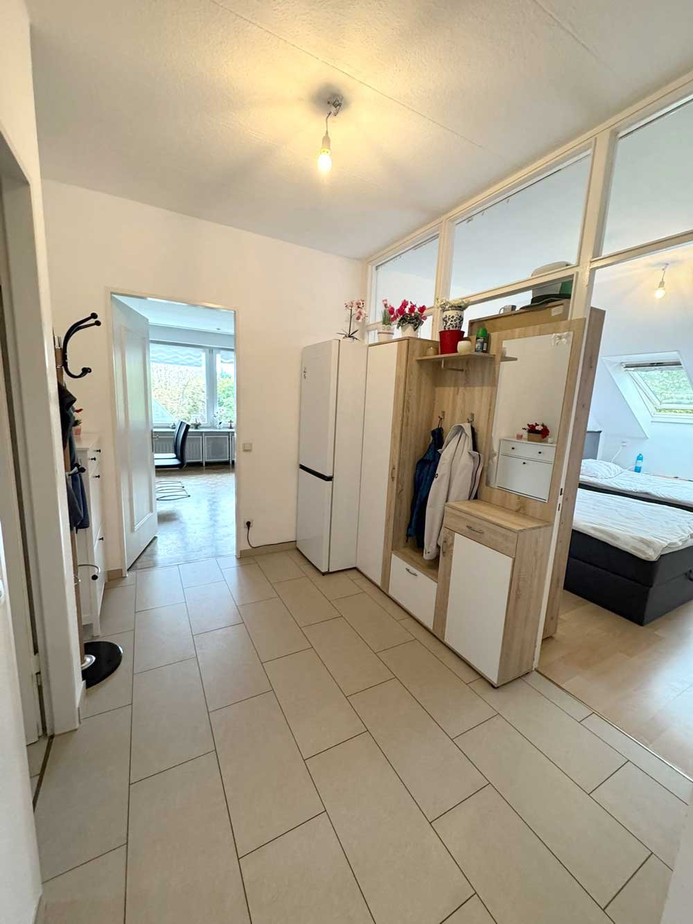 *** CHARMANTE 3-Zi. DG-Wohnung mit EBK & SKYLINEBLICK am Dornbusch ***