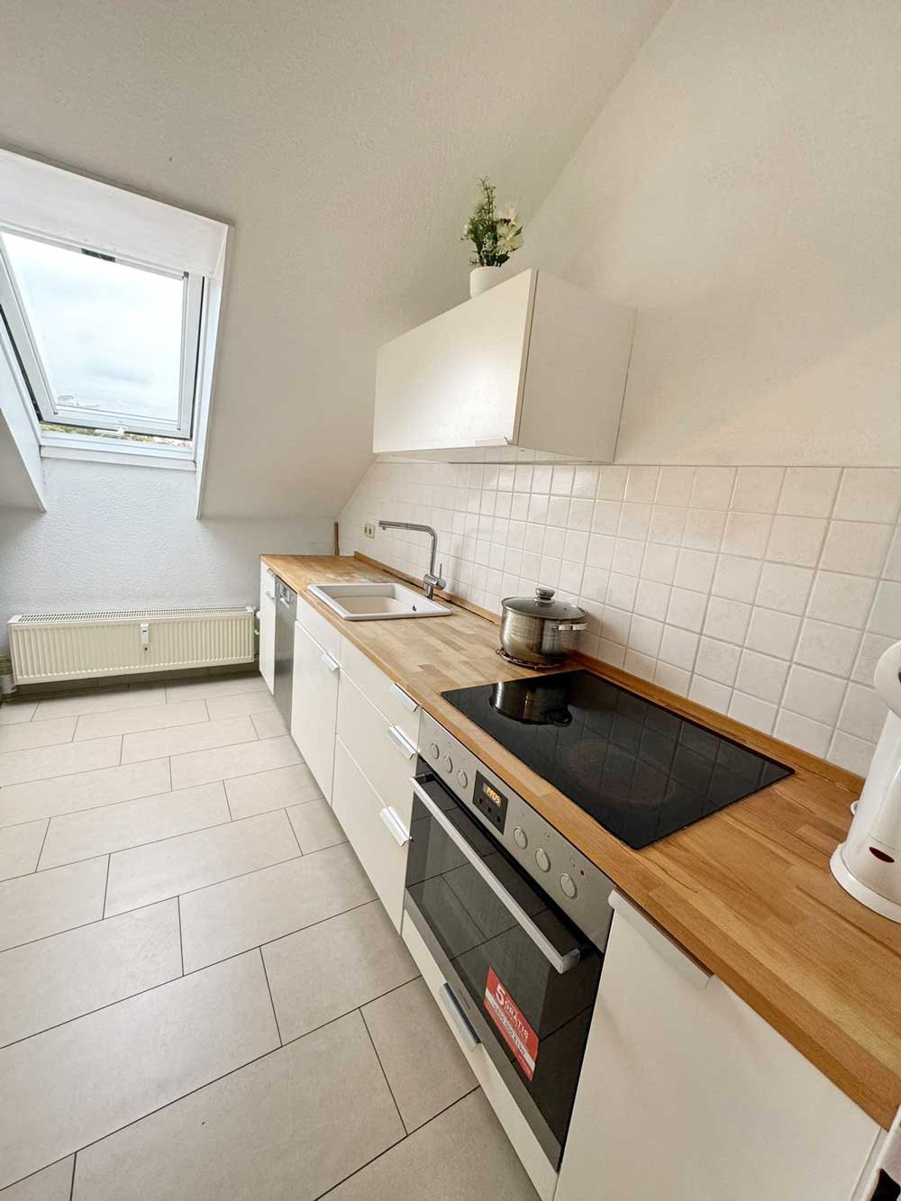 *** CHARMANTE 3-Zi. DG-Wohnung mit EBK & SKYLINEBLICK am Dornbusch ***