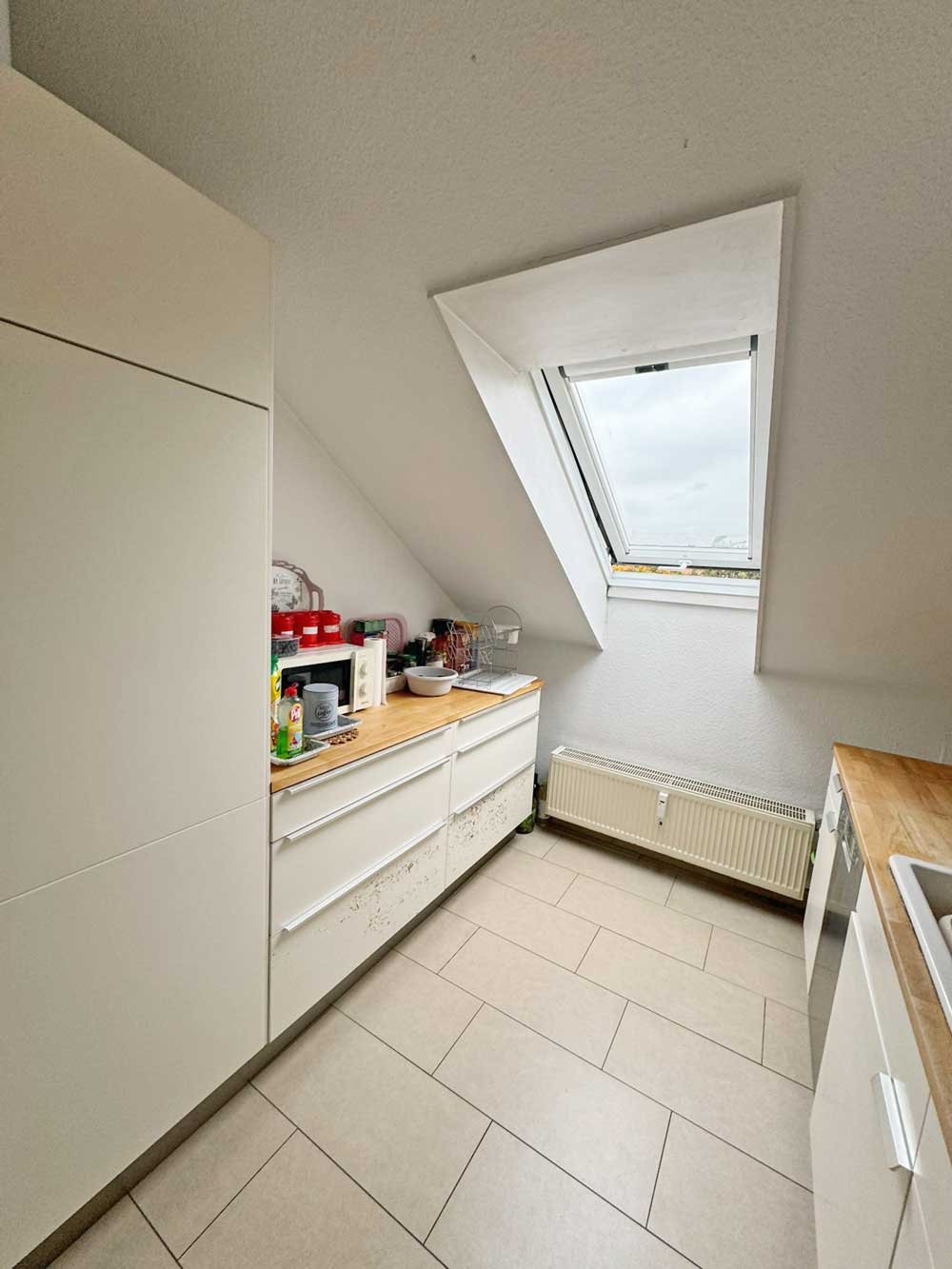 *** CHARMANTE 3-Zi. DG-Wohnung mit EBK & SKYLINEBLICK am Dornbusch ***