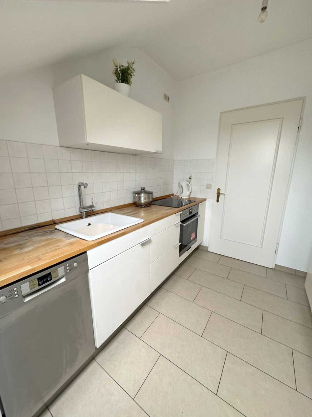 *** CHARMANTE 3-Zi. DG-Wohnung mit EBK & SKYLINEBLICK am Dornbusch ***