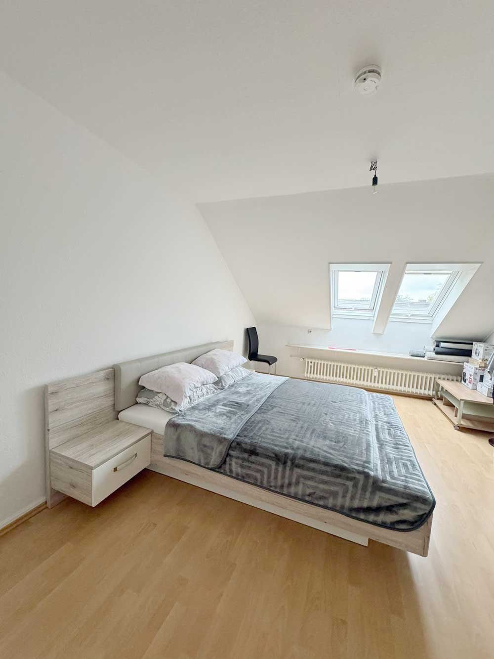 *** CHARMANTE 3-Zi. DG-Wohnung mit EBK & SKYLINEBLICK am Dornbusch ***