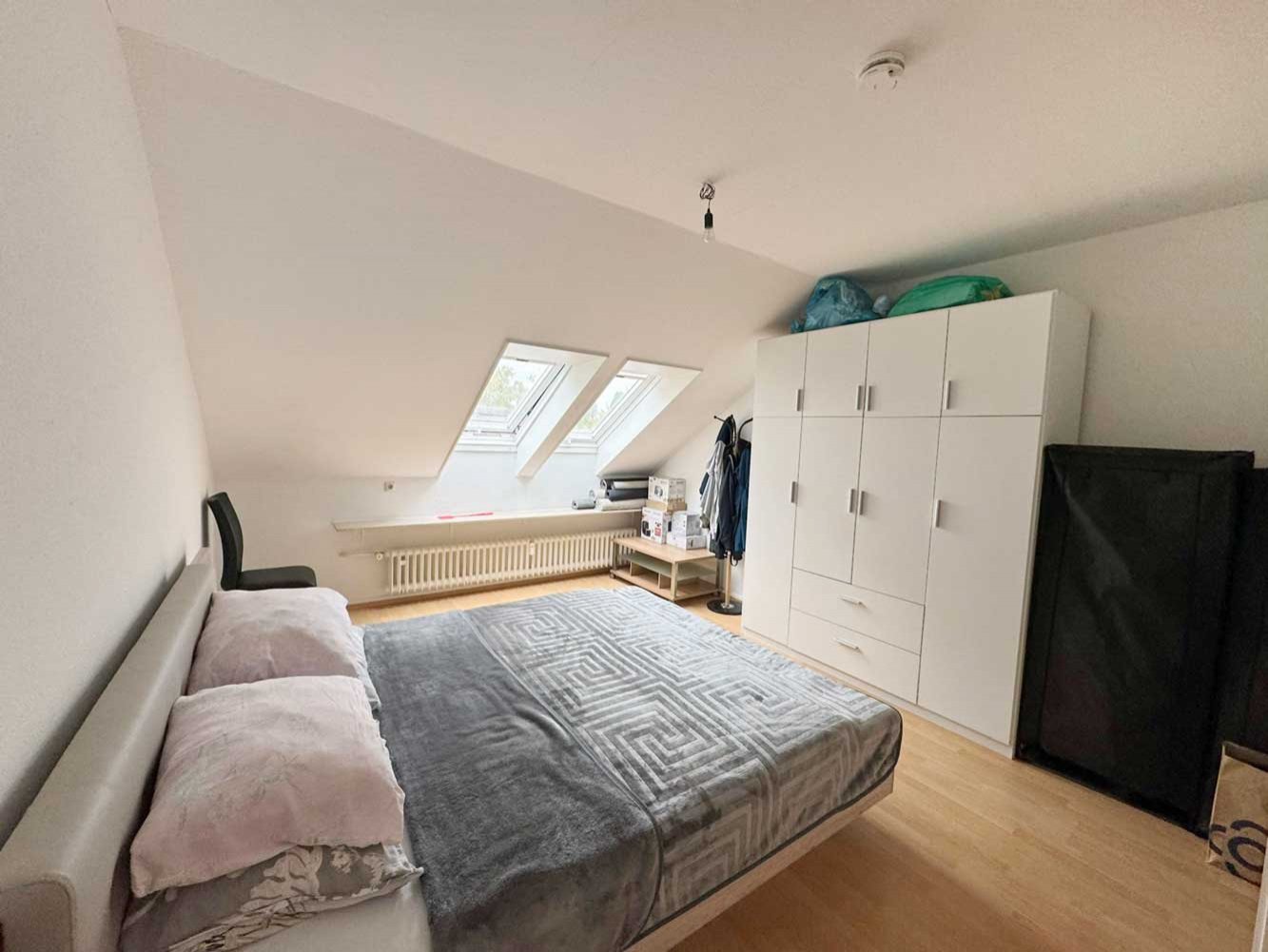 *** CHARMANTE 3-Zi. DG-Wohnung mit EBK & SKYLINEBLICK am Dornbusch ***