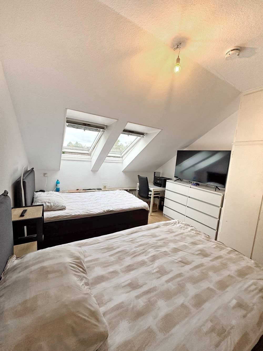 *** CHARMANTE 3-Zi. DG-Wohnung mit EBK & SKYLINEBLICK am Dornbusch ***