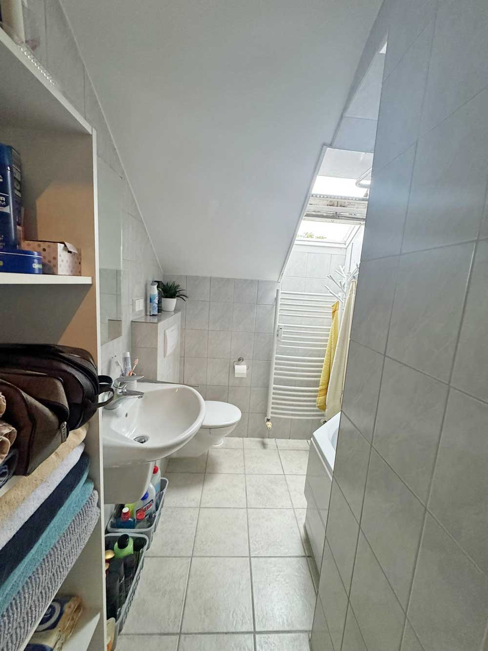 *** CHARMANTE 3-Zi. DG-Wohnung mit EBK & SKYLINEBLICK am Dornbusch ***