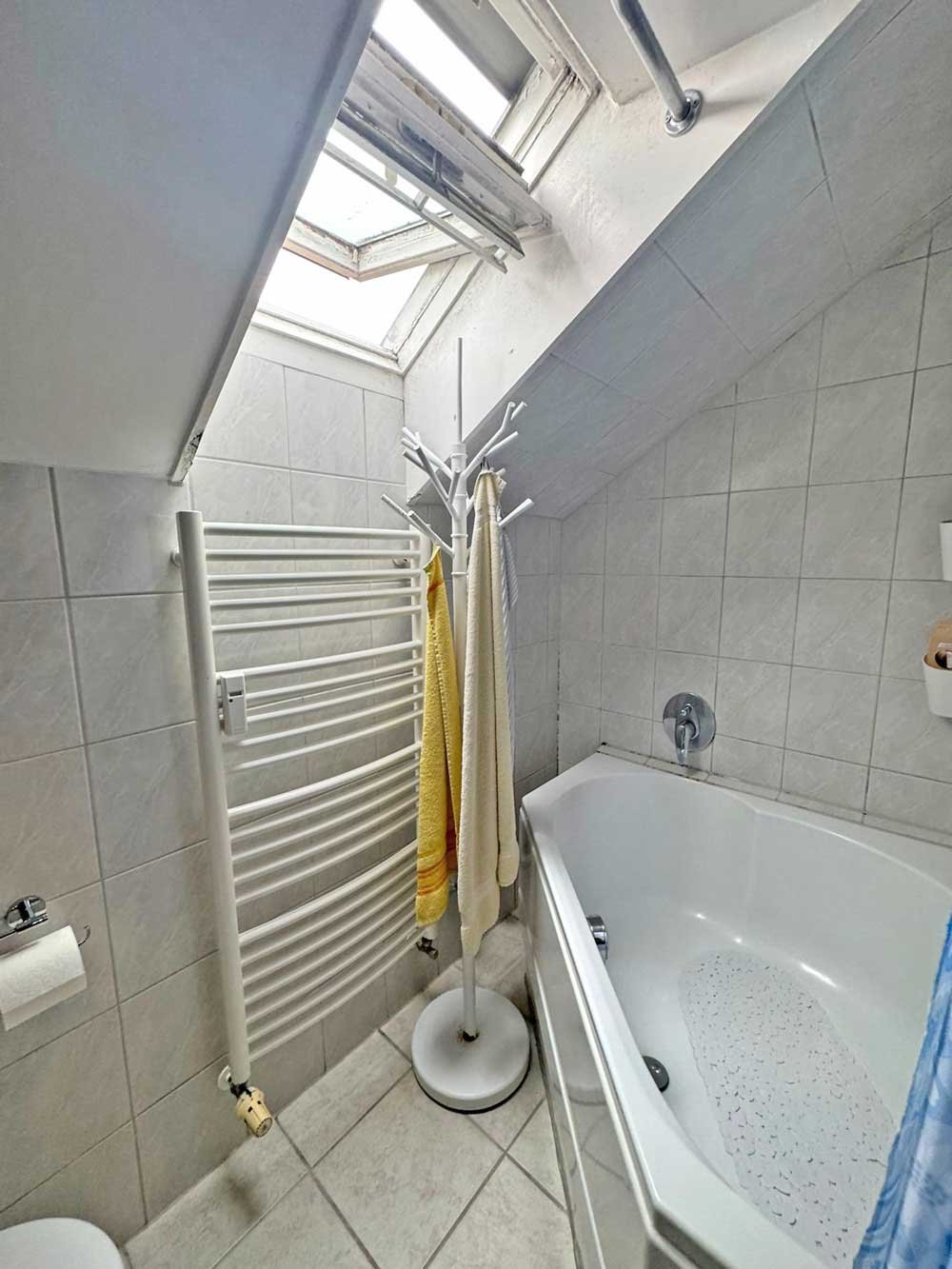 *** CHARMANTE 3-Zi. DG-Wohnung mit EBK & SKYLINEBLICK am Dornbusch ***