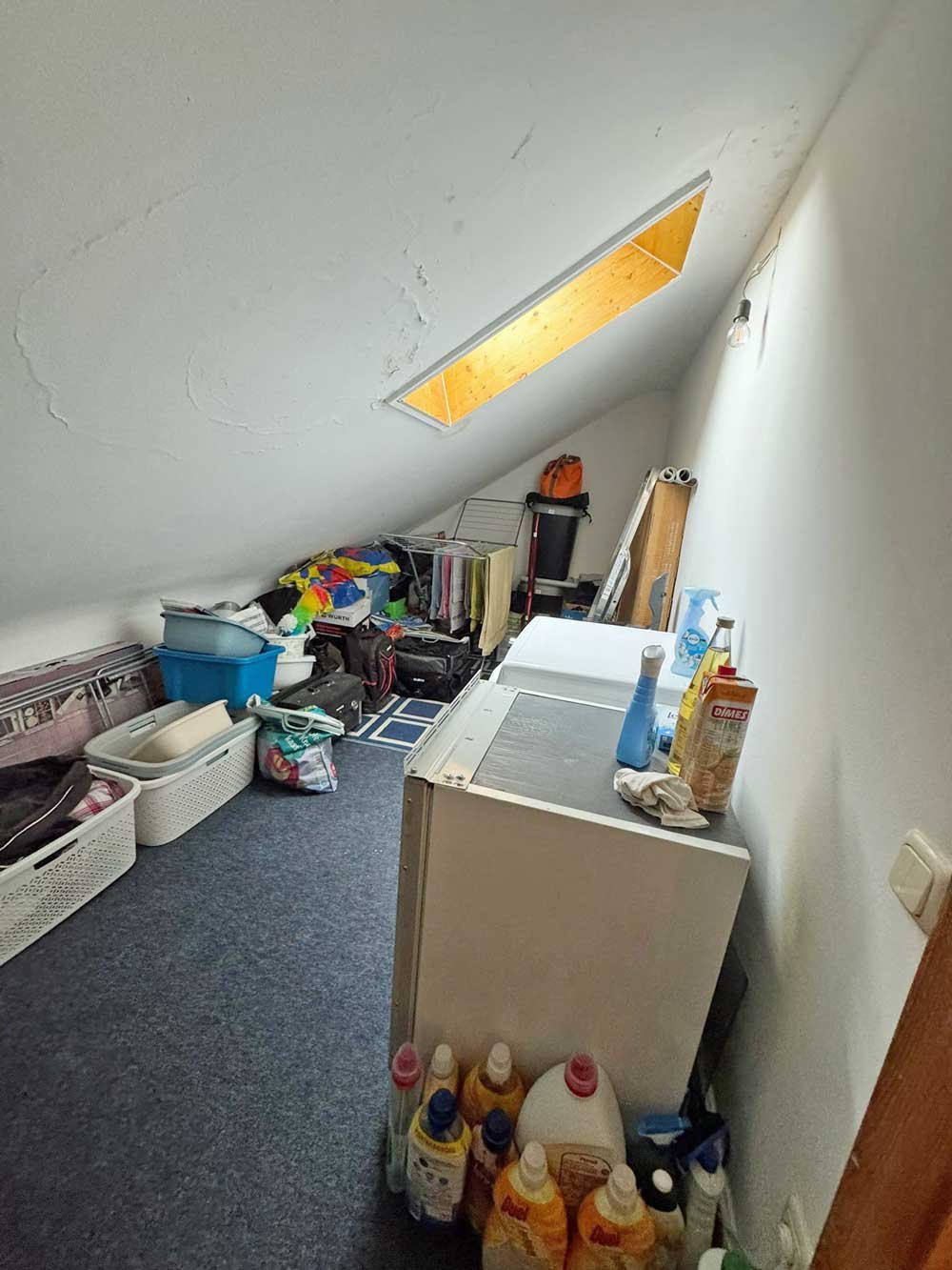 *** CHARMANTE 3-Zi. DG-Wohnung mit EBK & SKYLINEBLICK am Dornbusch ***