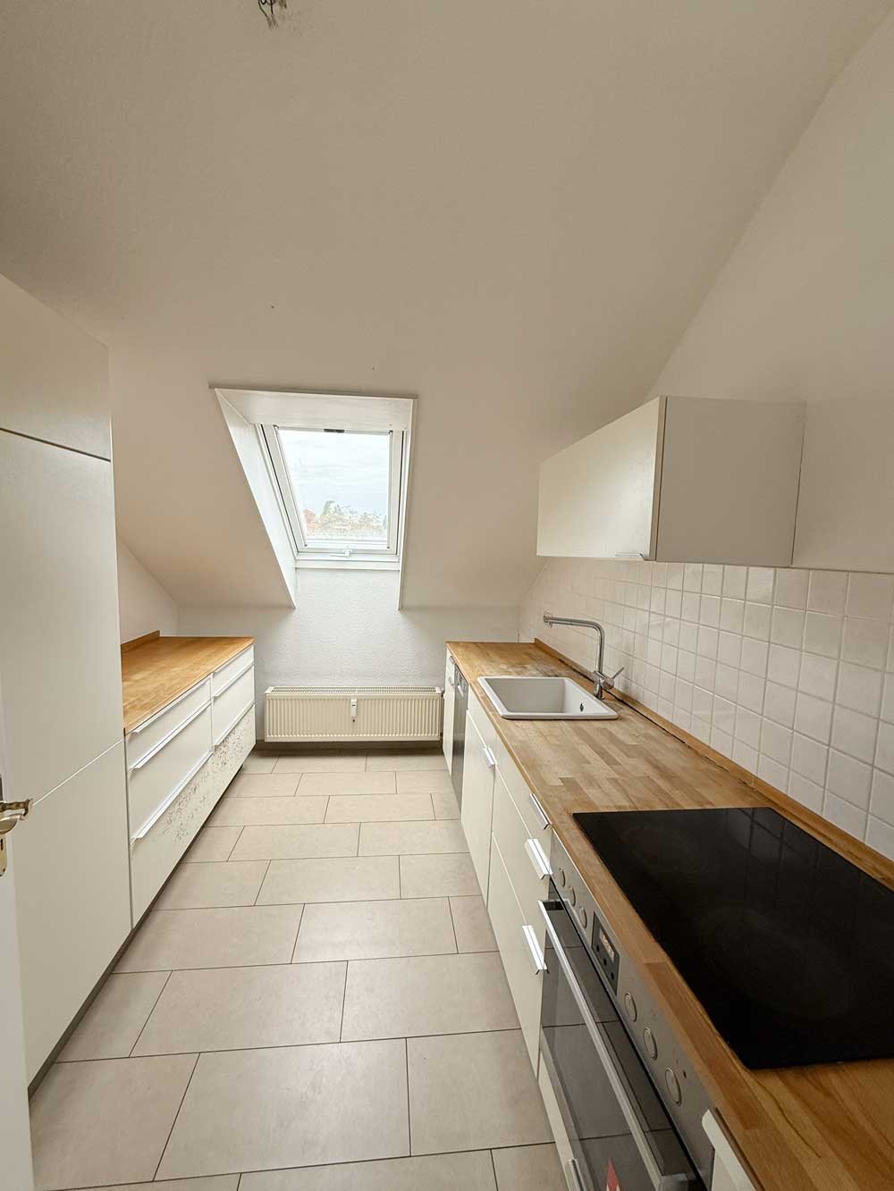 *** DORNBUSCH *** SCHÖNE 3-Zi. DG-Wohnung mit SKYLINEBLICK