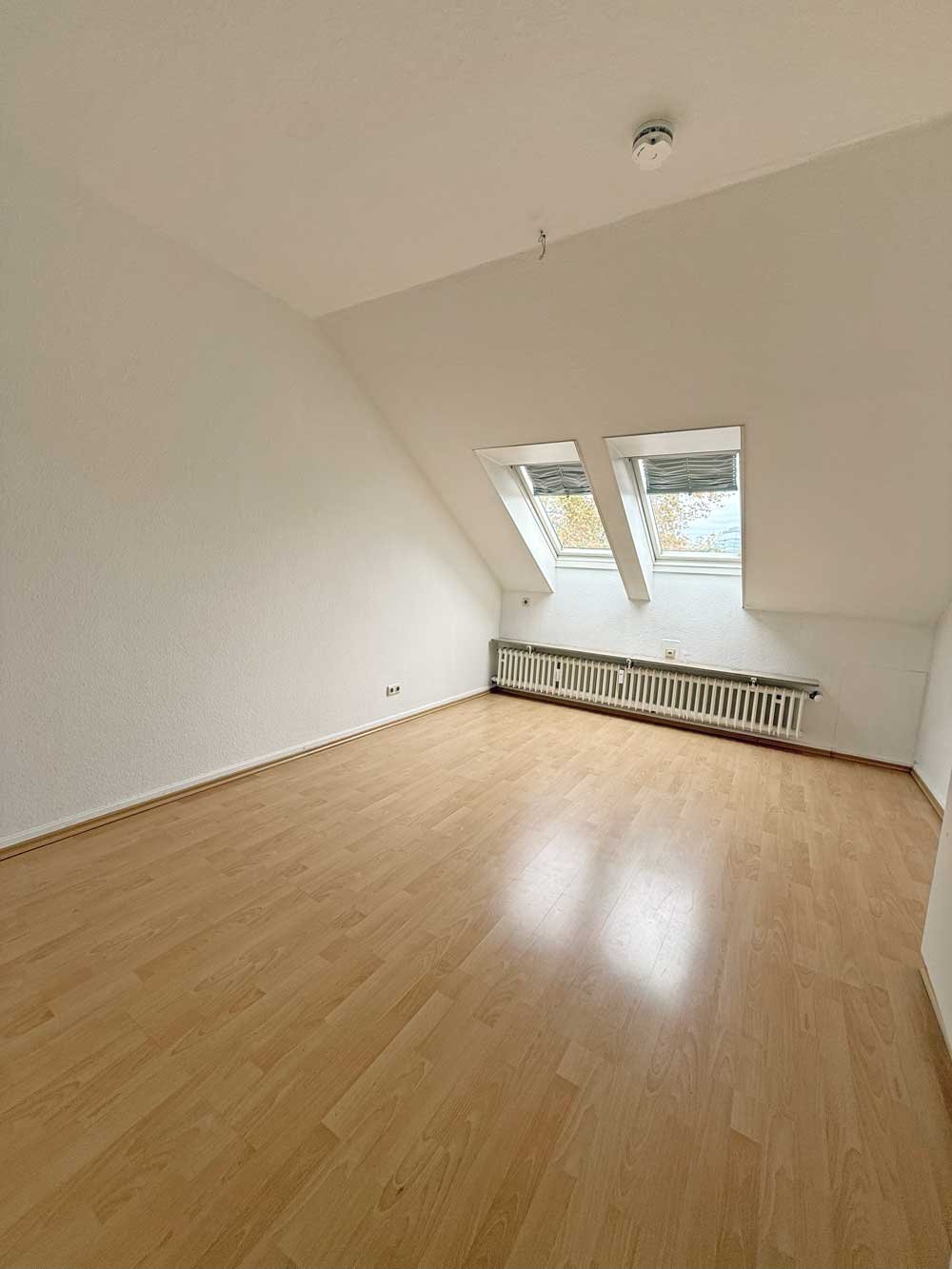*** DORNBUSCH *** SCHÖNE 3-Zi. DG-Wohnung mit SKYLINEBLICK