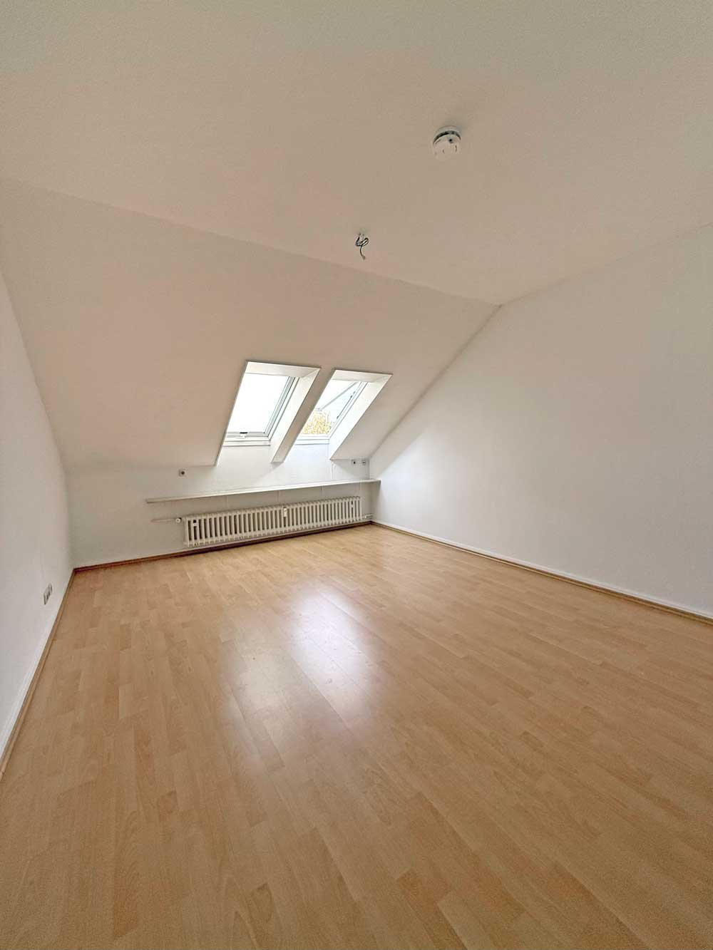 *** DORNBUSCH *** SCHÖNE 3-Zi. DG-Wohnung mit SKYLINEBLICK