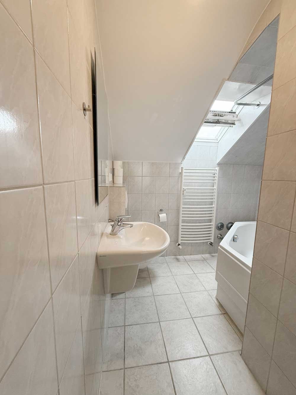 *** DORNBUSCH *** SCHÖNE 3-Zi. DG-Wohnung mit SKYLINEBLICK