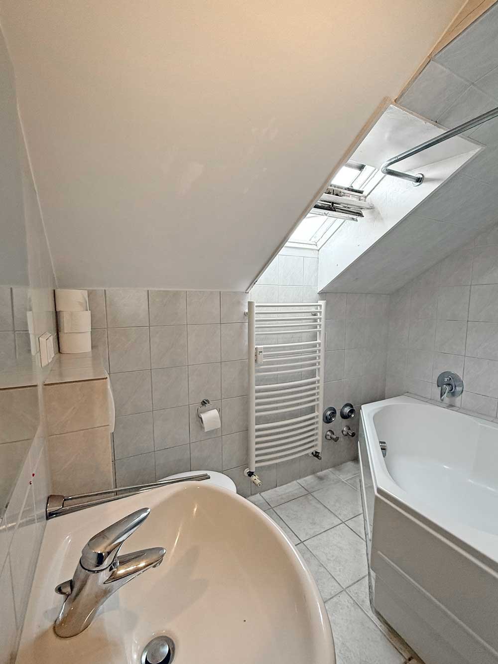 *** DORNBUSCH *** SCHÖNE 3-Zi. DG-Wohnung mit SKYLINEBLICK