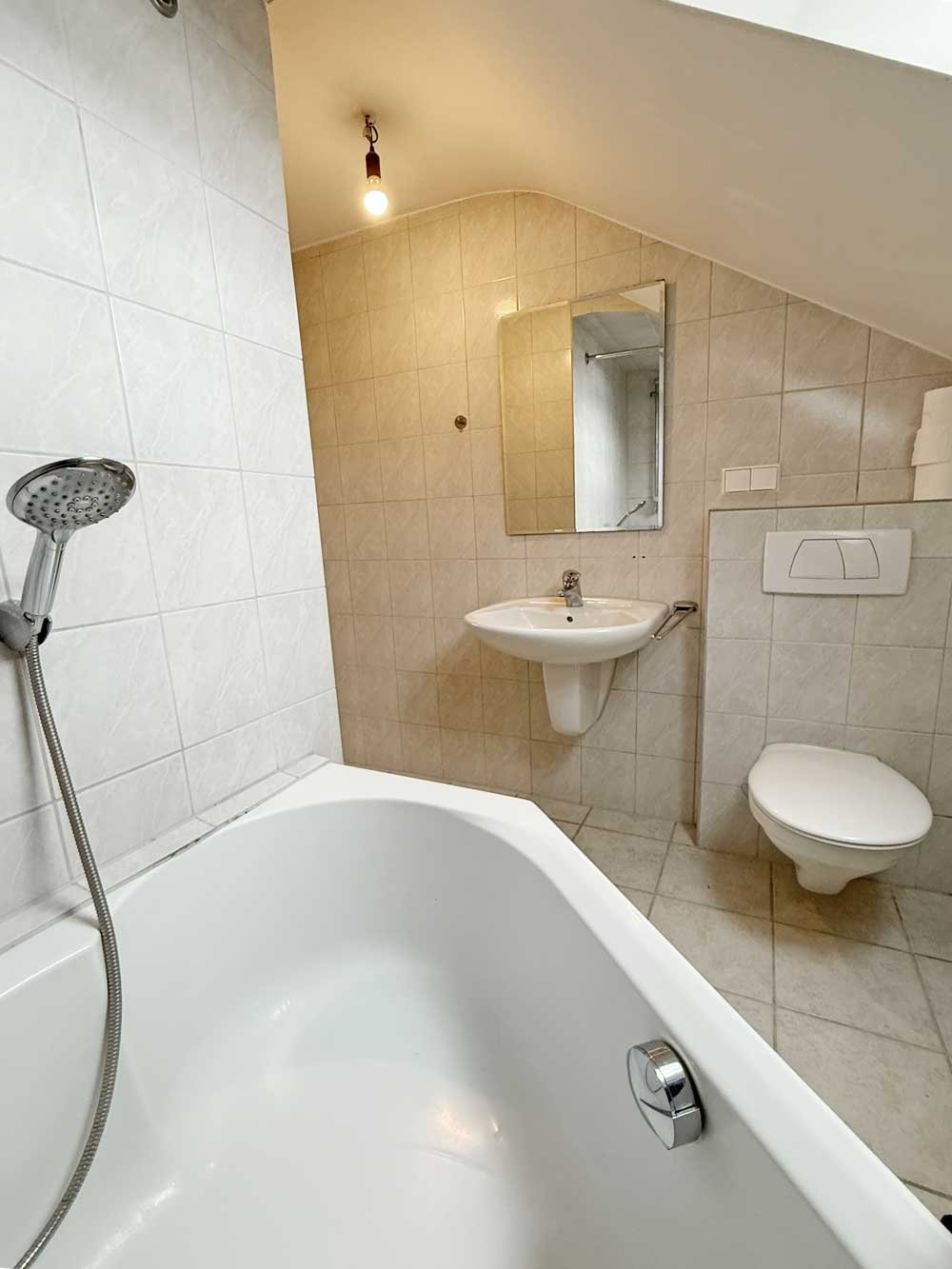 *** DORNBUSCH *** SCHÖNE 3-Zi. DG-Wohnung mit SKYLINEBLICK