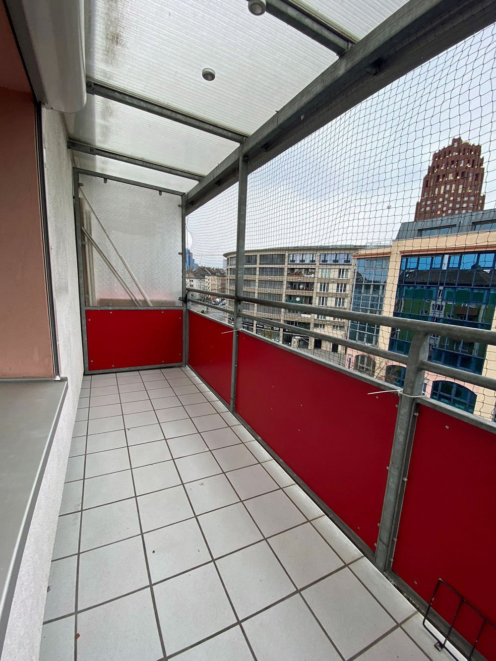 *** PERFEKTE SINGLE-WOHNUNG *** 2-Zi. mit BALKON &amp; SKYLINEBLICK