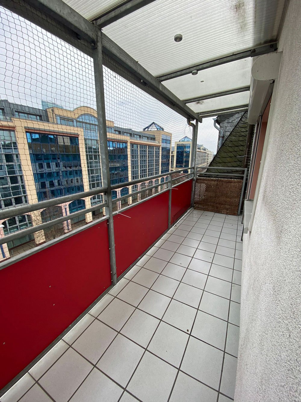 *** PERFEKTE SINGLE-WOHNUNG *** 2-Zi. mit BALKON &amp; SKYLINEBLICK