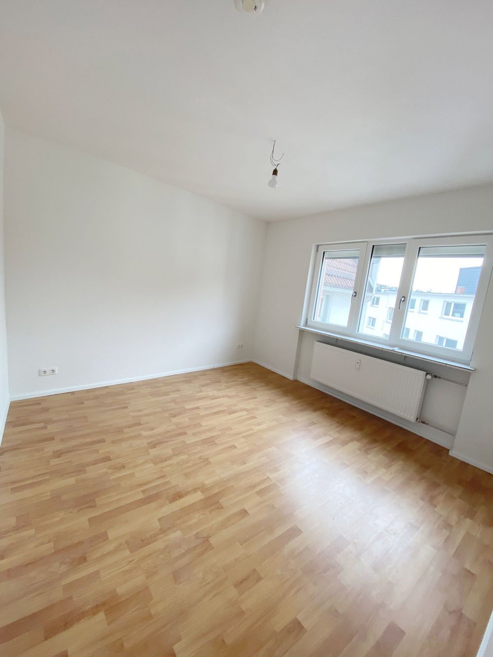 *** PERFEKTE SINGLE-WOHNUNG *** 2-Zi. mit BALKON &amp; SKYLINEBLICK