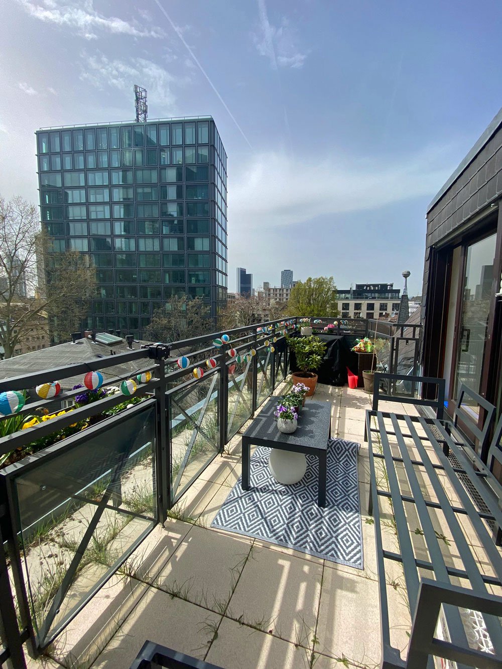 °°° Stilvolle Wohnung mit Kamin, Dachterrasse, Skylineblick nahe der Alten Oper °°°
