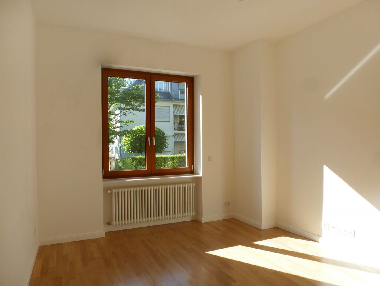 °°° EXKLUSIVE 3-Zi.Whg. mit EBK, BALKON & GARTENNUTZUNG in Sachsenhausen °°°