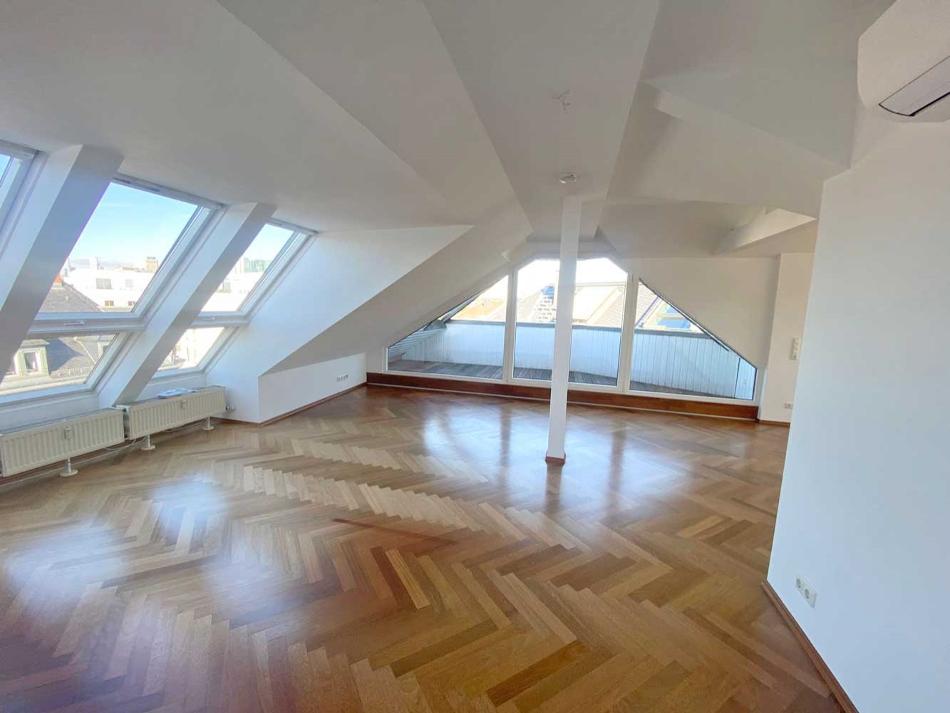 *** Exklusive Dachgeschoss-Maisonette mit Skylineblick im Brückenviertel ***