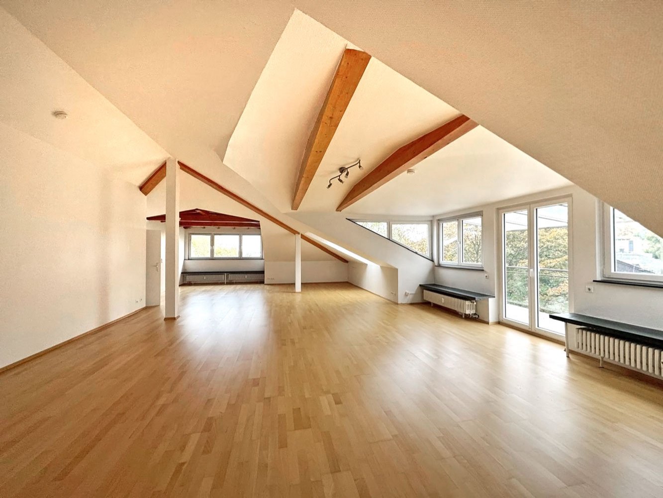 *** GROSSZÜGIG &amp; CHARMANT *** 3-Zi. Whg. mit EBK &amp; BALKON in Bad Soden