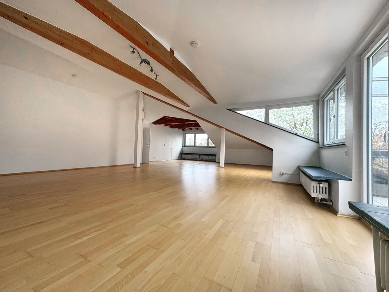 *** GROSSZÜGIG &amp; CHARMANT *** 3-Zi. Whg. mit EBK &amp; BALKON in Bad Soden
