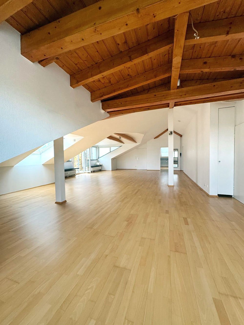 *** GROSSZÜGIG &amp; CHARMANT *** 3-Zi. Whg. mit EBK &amp; BALKON in Bad Soden