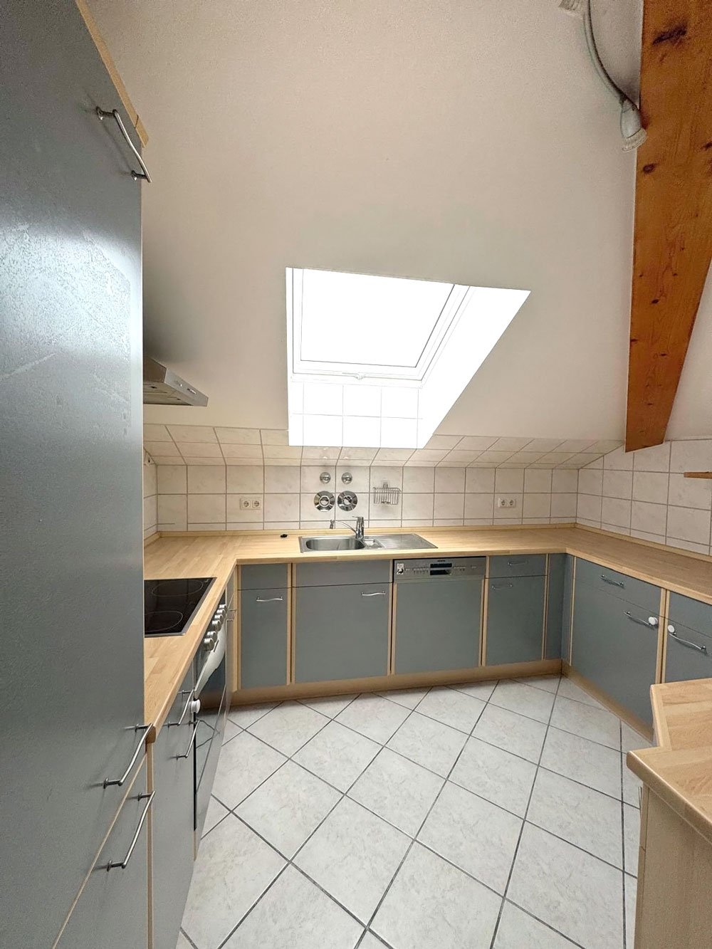 *** GROSSZÜGIG &amp; CHARMANT *** 3-Zi. Whg. mit EBK &amp; BALKON in Bad Soden