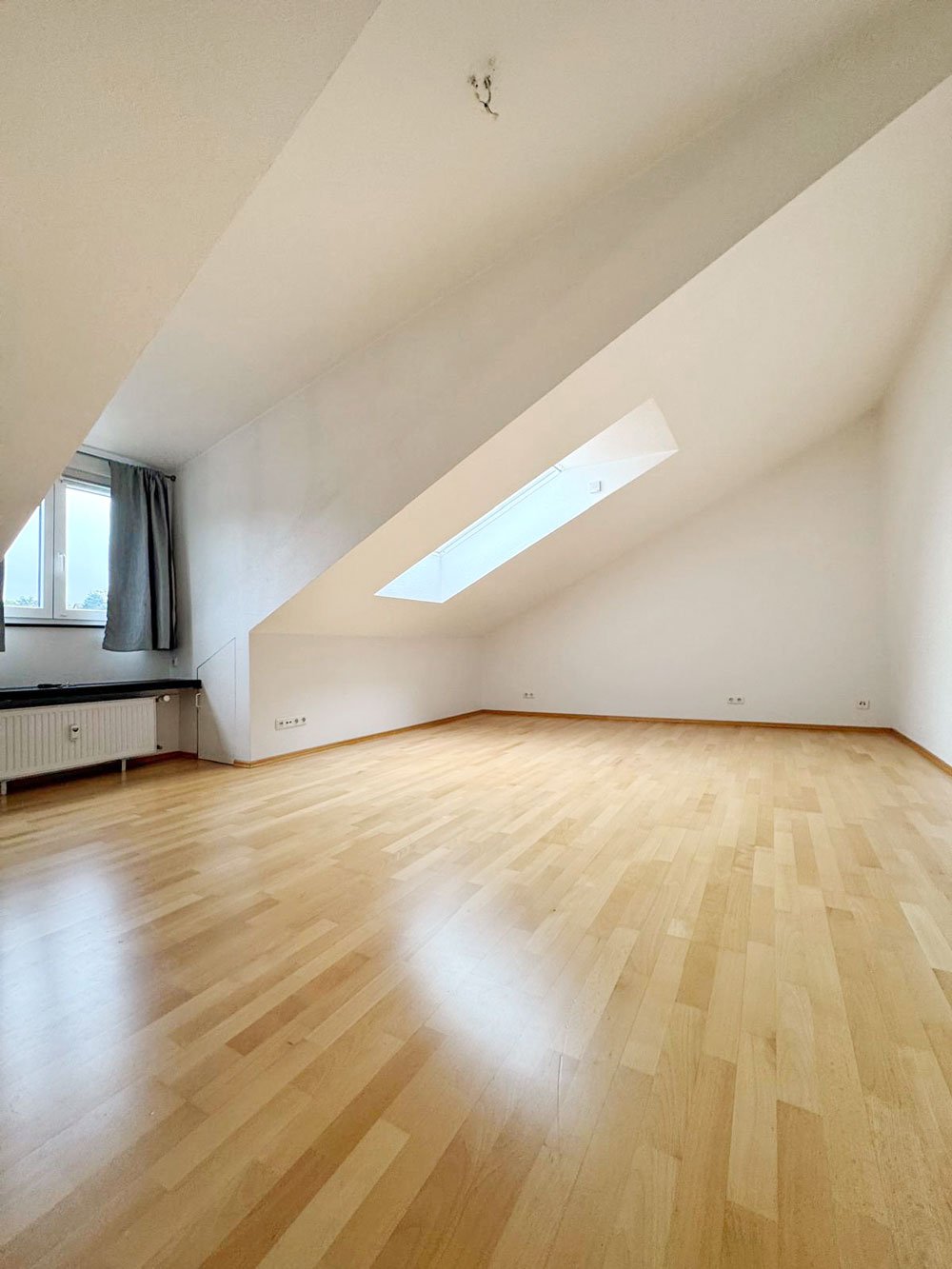*** GROSSZÜGIG &amp; CHARMANT *** 3-Zi. Whg. mit EBK &amp; BALKON in Bad Soden