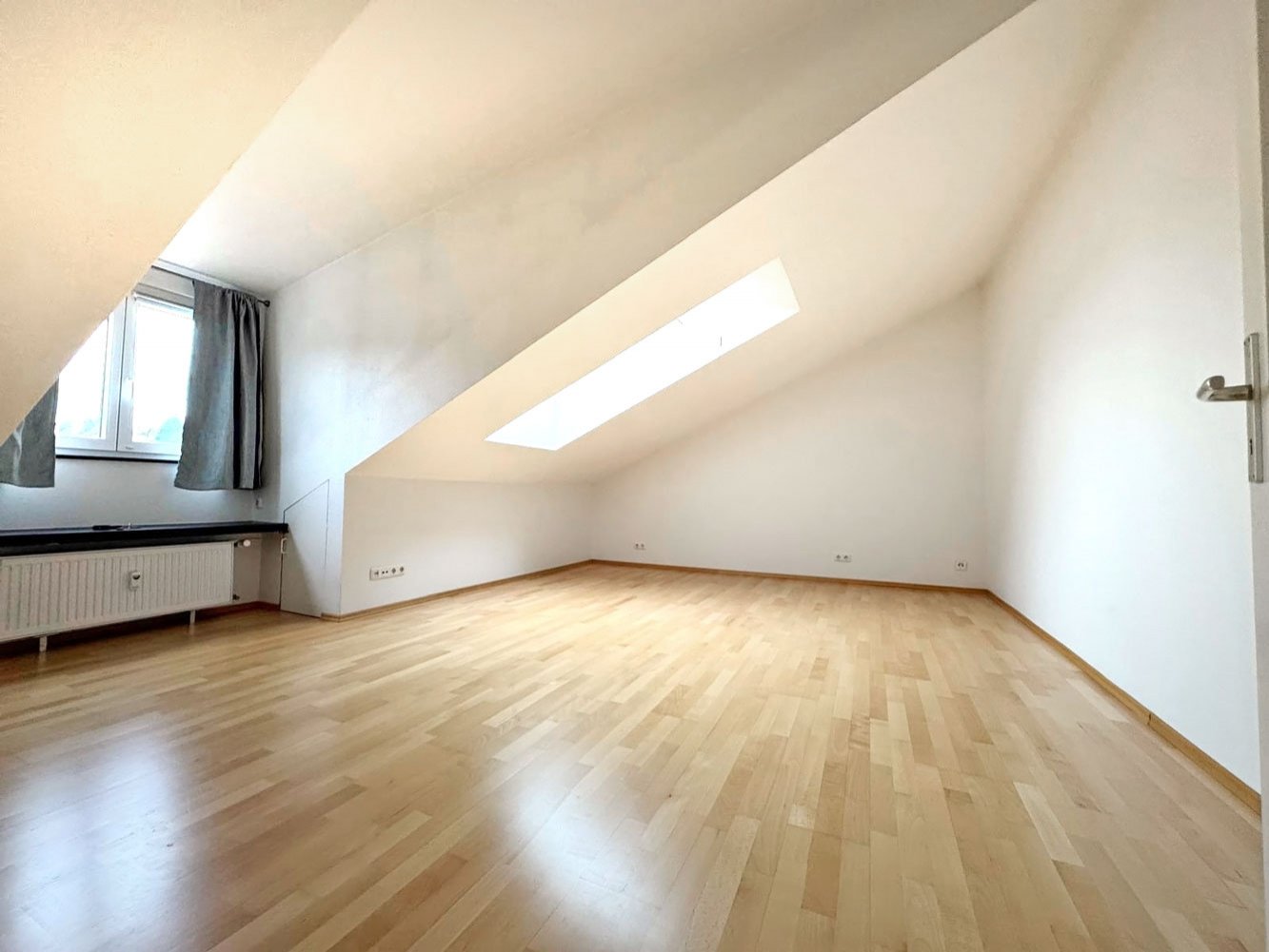 *** GROSSZÜGIG &amp; CHARMANT *** 3-Zi. Whg. mit EBK &amp; BALKON in Bad Soden