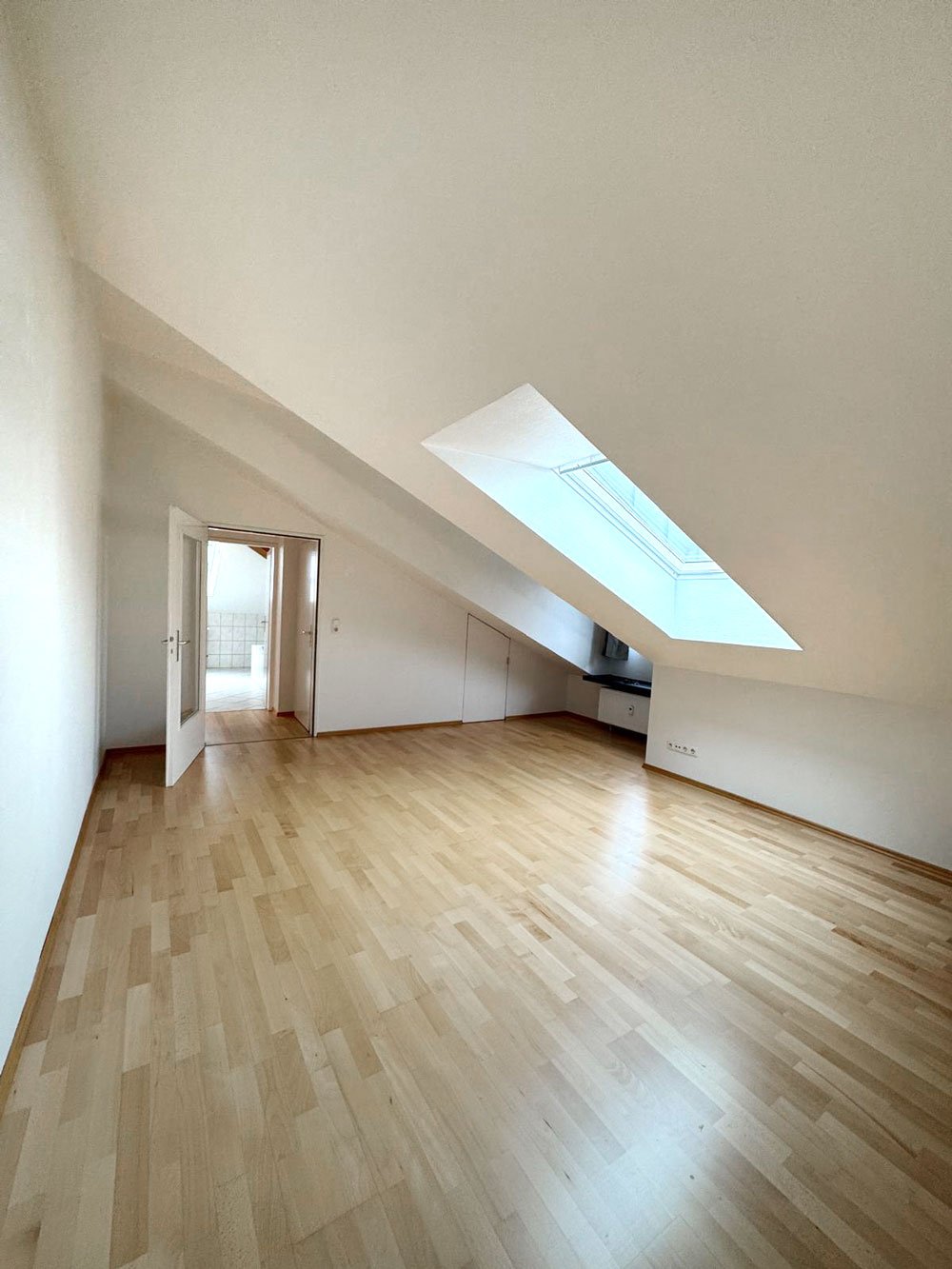 *** GROSSZÜGIG &amp; CHARMANT *** 3-Zi. Whg. mit EBK &amp; BALKON in Bad Soden