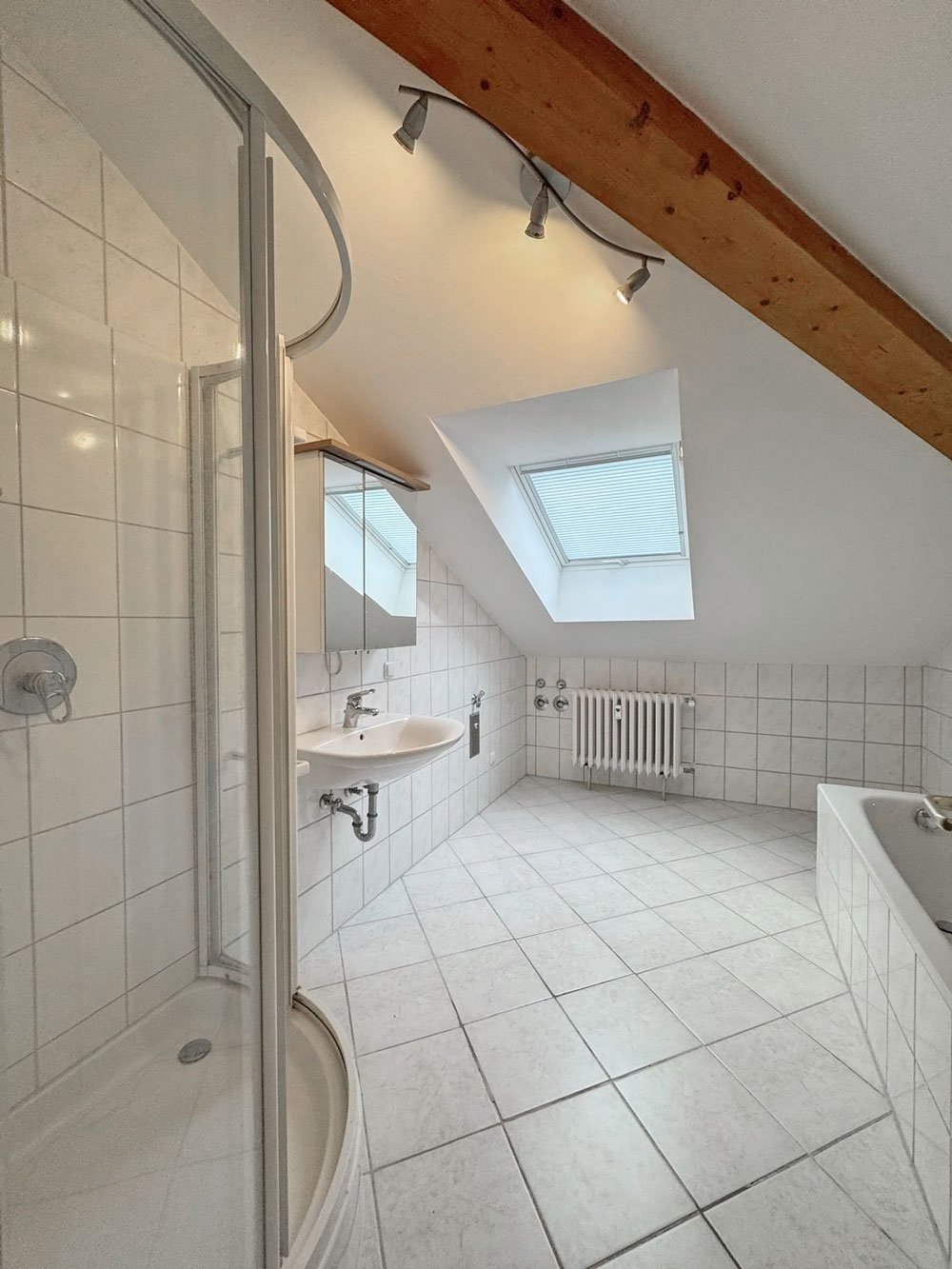 *** GROSSZÜGIG &amp; CHARMANT *** 3-Zi. Whg. mit EBK &amp; BALKON in Bad Soden