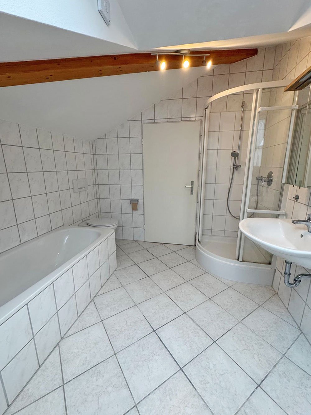 *** GROSSZÜGIG &amp; CHARMANT *** 3-Zi. Whg. mit EBK &amp; BALKON in Bad Soden