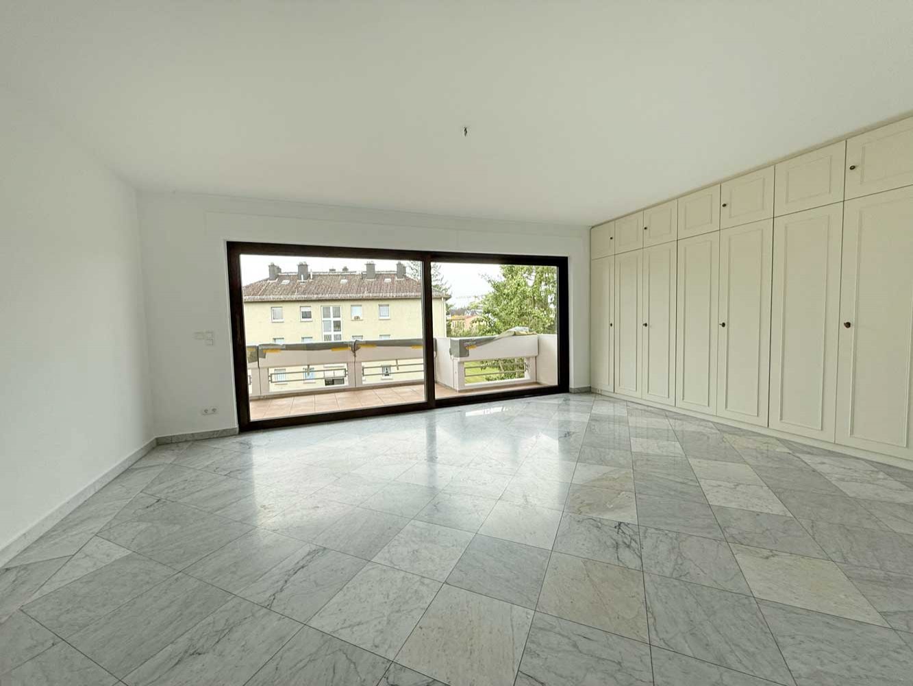 Lichtdurchflutete Maisonette mit neuer EBK & 4 BALKONEN in Oberursel