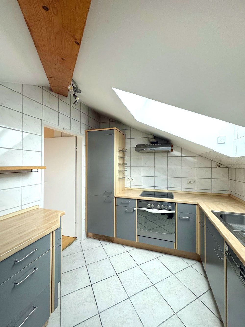 *** GROSSZÜGIG &amp; CHARMANT *** 3-Zi. Whg. mit EBK &amp; BALKON in Bad Soden