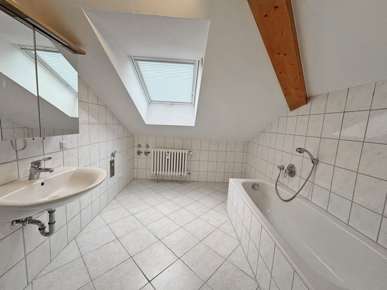*** GROSSZÜGIG &amp; CHARMANT *** 3-Zi. Whg. mit EBK &amp; BALKON in Bad Soden