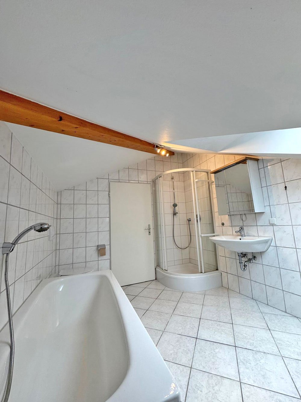 *** GROSSZÜGIG &amp; CHARMANT *** 3-Zi. Whg. mit EBK &amp; BALKON in Bad Soden