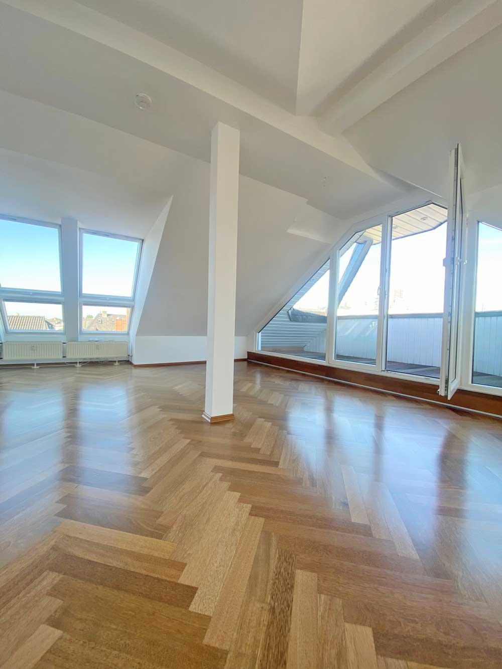 *** Exklusive Dachgeschoss-Maisonette mit Skylineblick im Brückenviertel ***