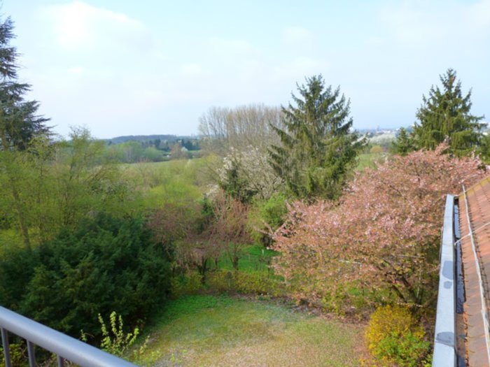 Wohnen mit Weitblick – Exklusive 3-Zi. Maisonette mit EBK und 3 Balkonen