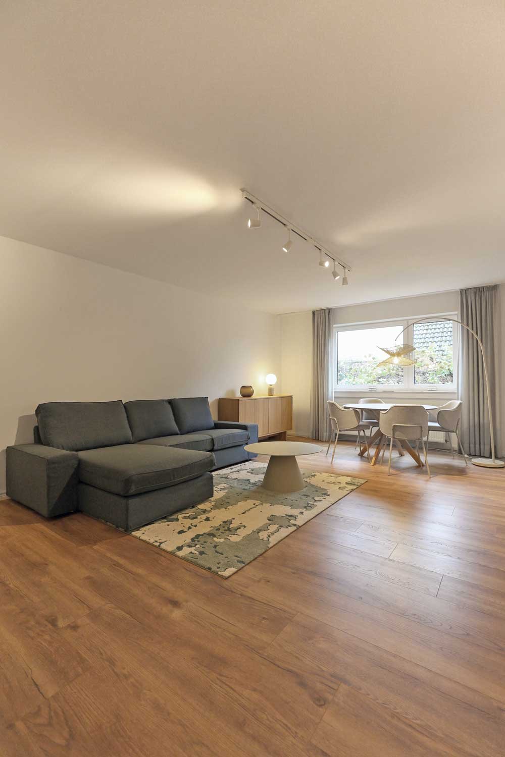 *** Möbliert *** Elegante 3-Zi.-Whg. mit großem Balkon in Bergen-Enkheim
