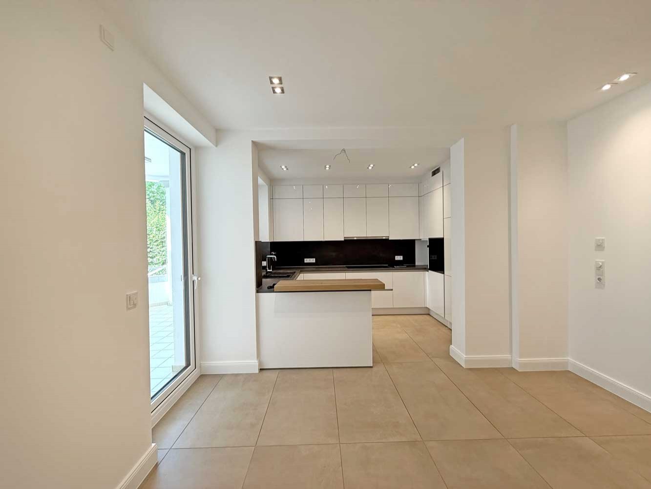 Altbau trifft Design - hochwertig sanierte 4-5 Zi. Whg. mit EBK, Balkon in Toplage