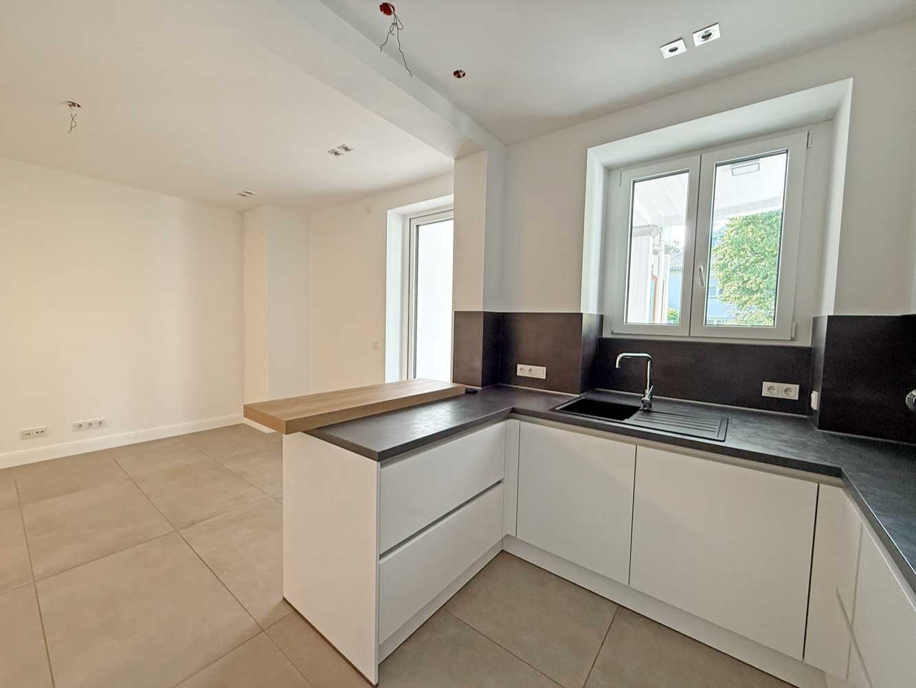 Altbau trifft Design - hochwertig sanierte 4-5 Zi. Whg. mit EBK, Balkon in Toplage