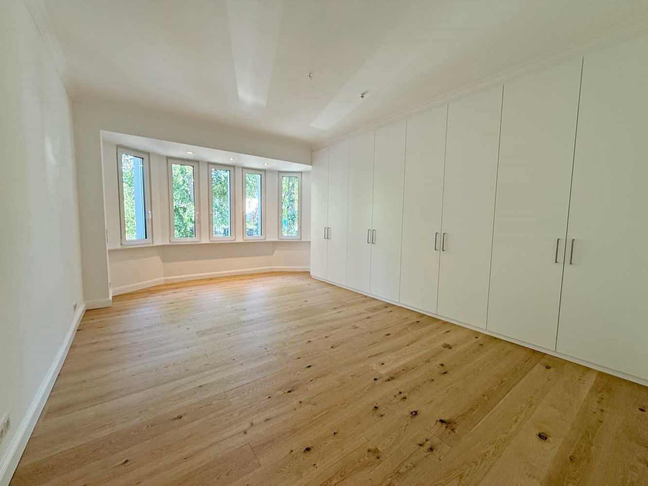 Altbau trifft Design - hochwertig sanierte 4-5 Zi. Whg. mit EBK, Balkon in Toplage