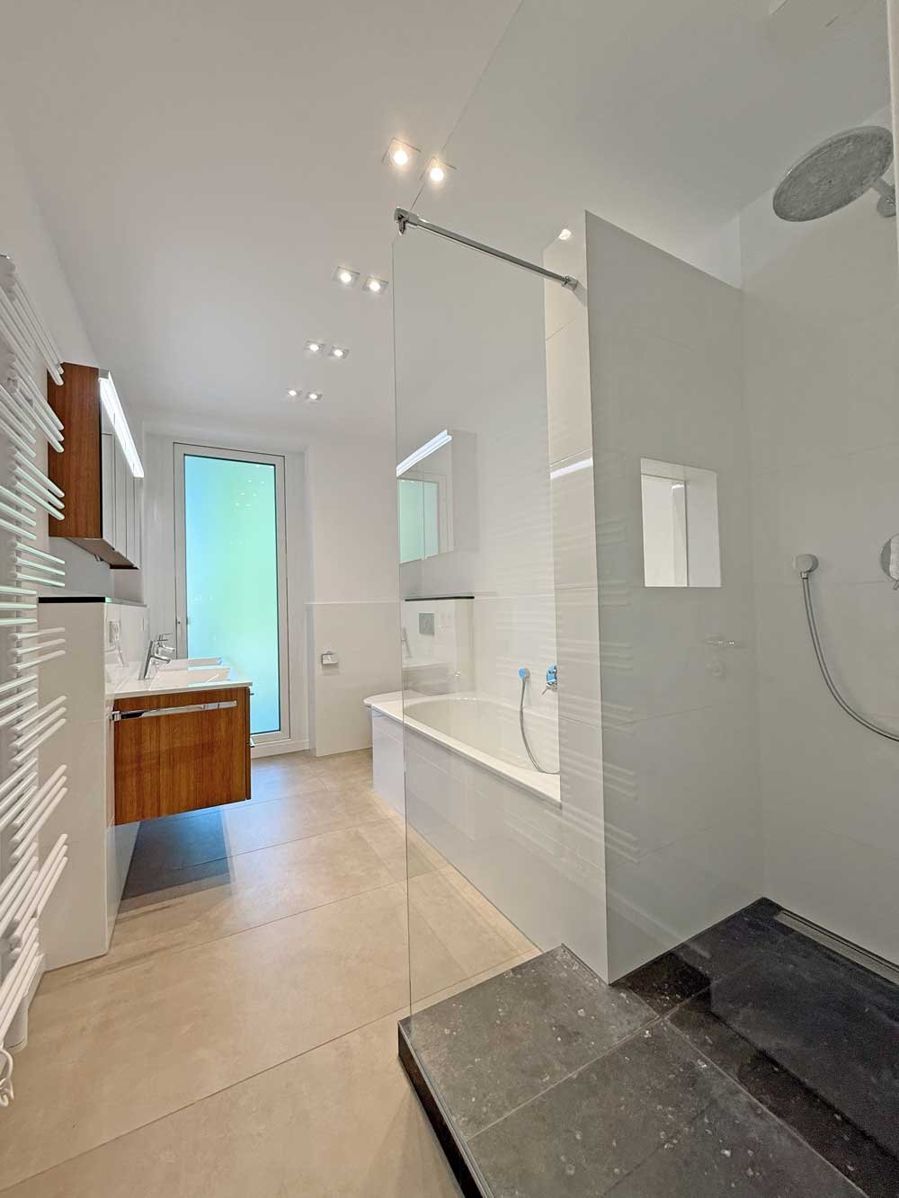 Altbau trifft Design - hochwertig sanierte 4-5 Zi. Whg. mit EBK, Balkon in Toplage