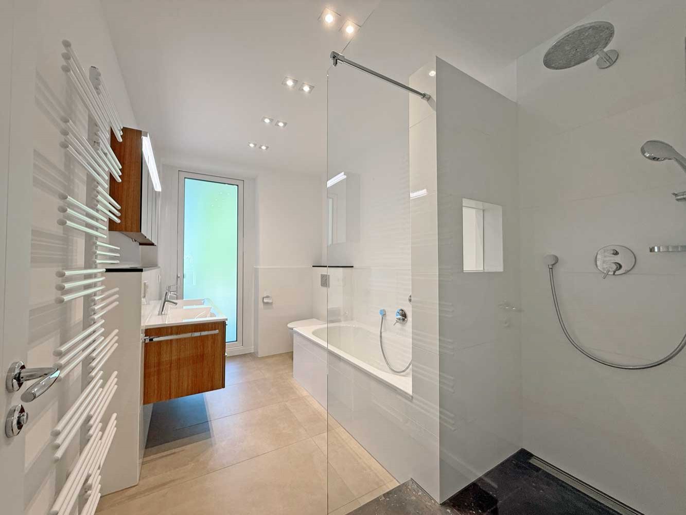 Altbau trifft Design - hochwertig sanierte 4-5 Zi. Whg. mit EBK, Balkon in Toplage