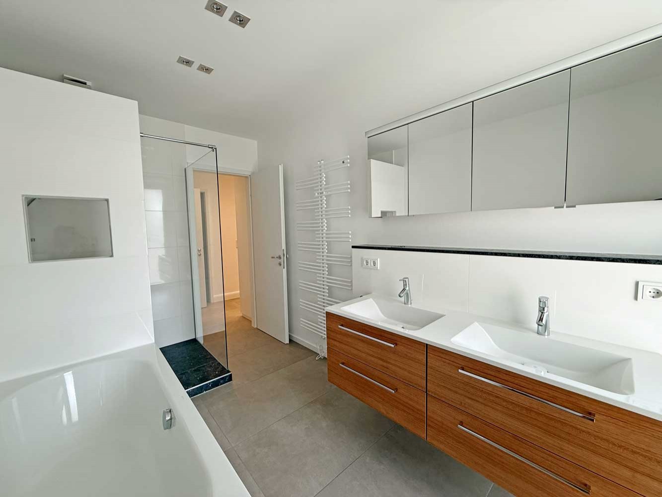 Altbau trifft Design - hochwertig sanierte 4-5 Zi. Whg. mit EBK, Balkon in Toplage