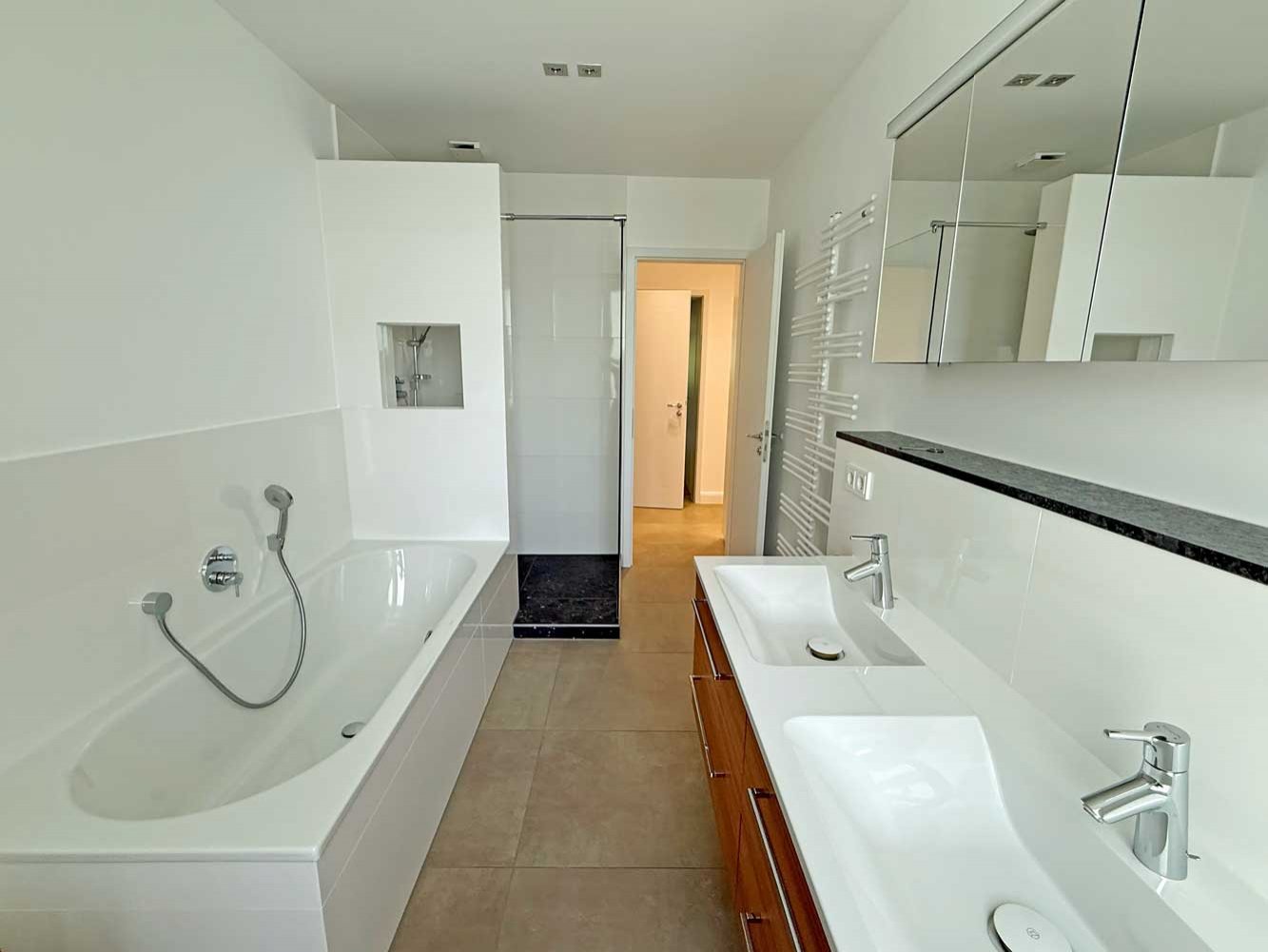 Altbau trifft Design - hochwertig sanierte 4-5 Zi. Whg. mit EBK, Balkon in Toplage