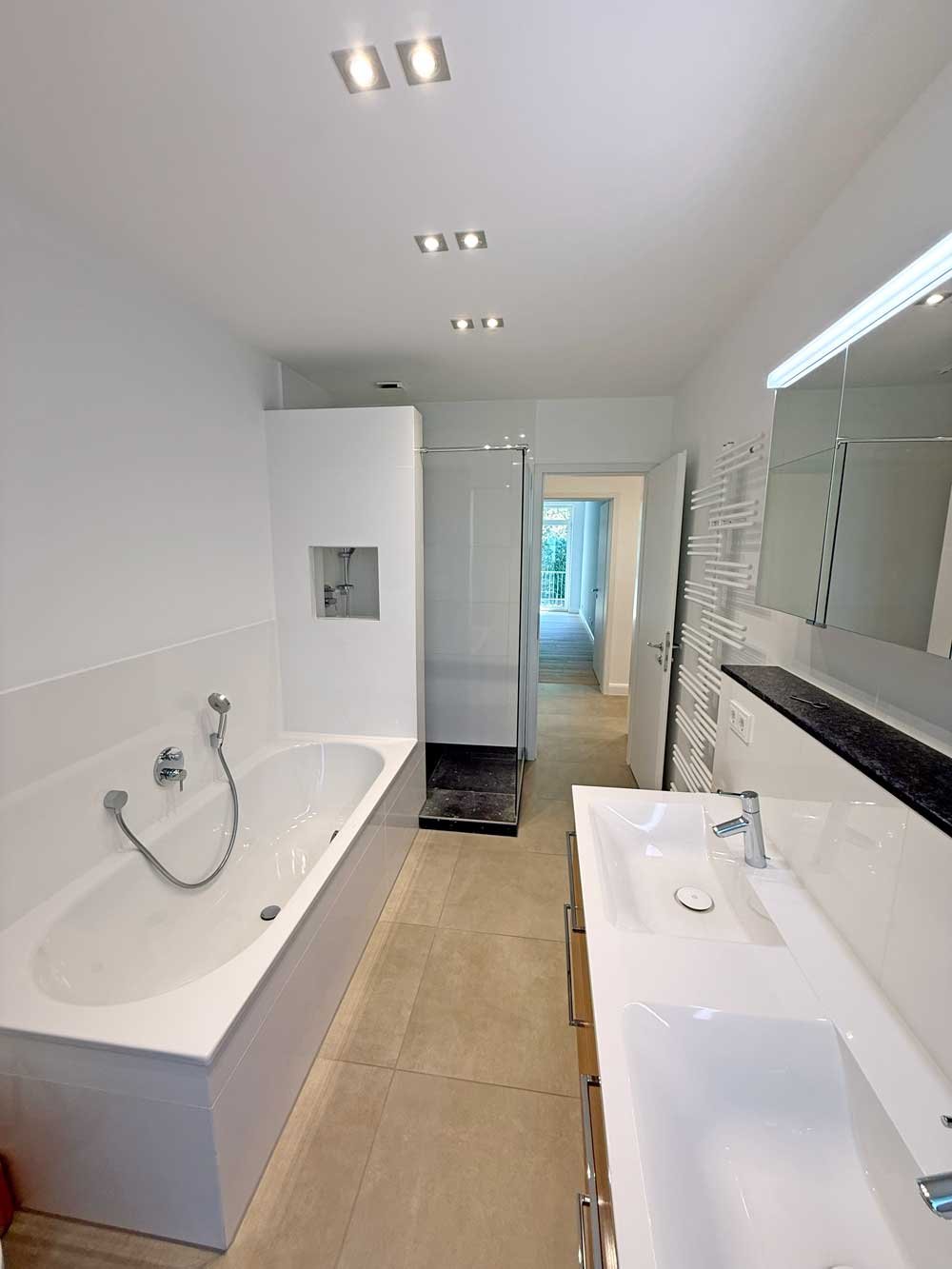 Altbau trifft Design - hochwertig sanierte 4-5 Zi. Whg. mit EBK, Balkon in Toplage